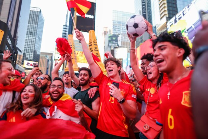 Seguidores de España se congregan y celebran en Times Square tras ganar la final de la Copa Mundial de la FIFA 2026 entre España y Argentina en Nueva York, Nueva York (EE.UU.). EFE/KENA BETANCUR
