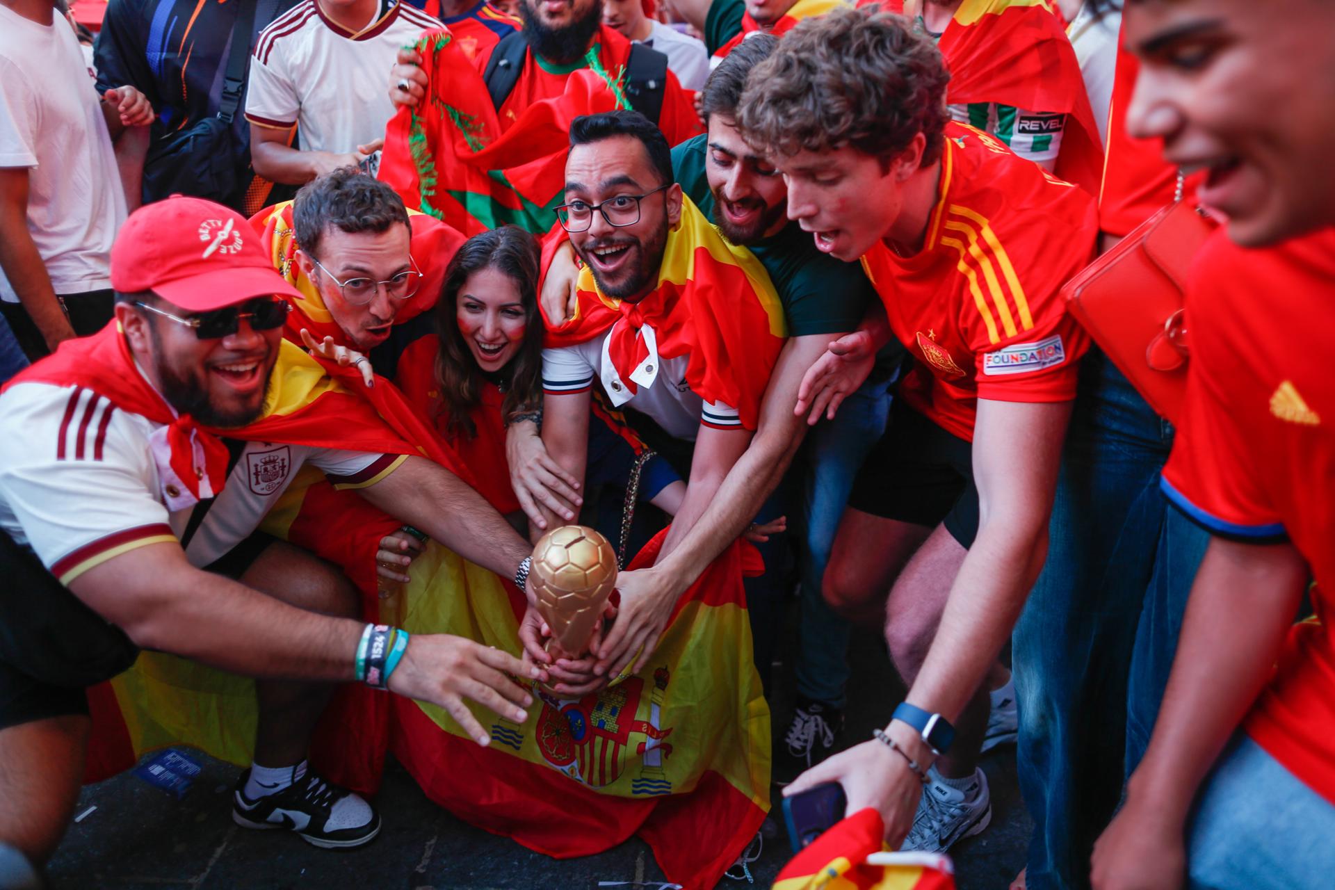 Seguidores de España se congregan y celebran en Times Square tras ganar la final de la Copa Mundial de la FIFA 2026 entre España y Argentina en Nueva York, Nueva York (EE.UU.). EFE/KENA BETANCUR