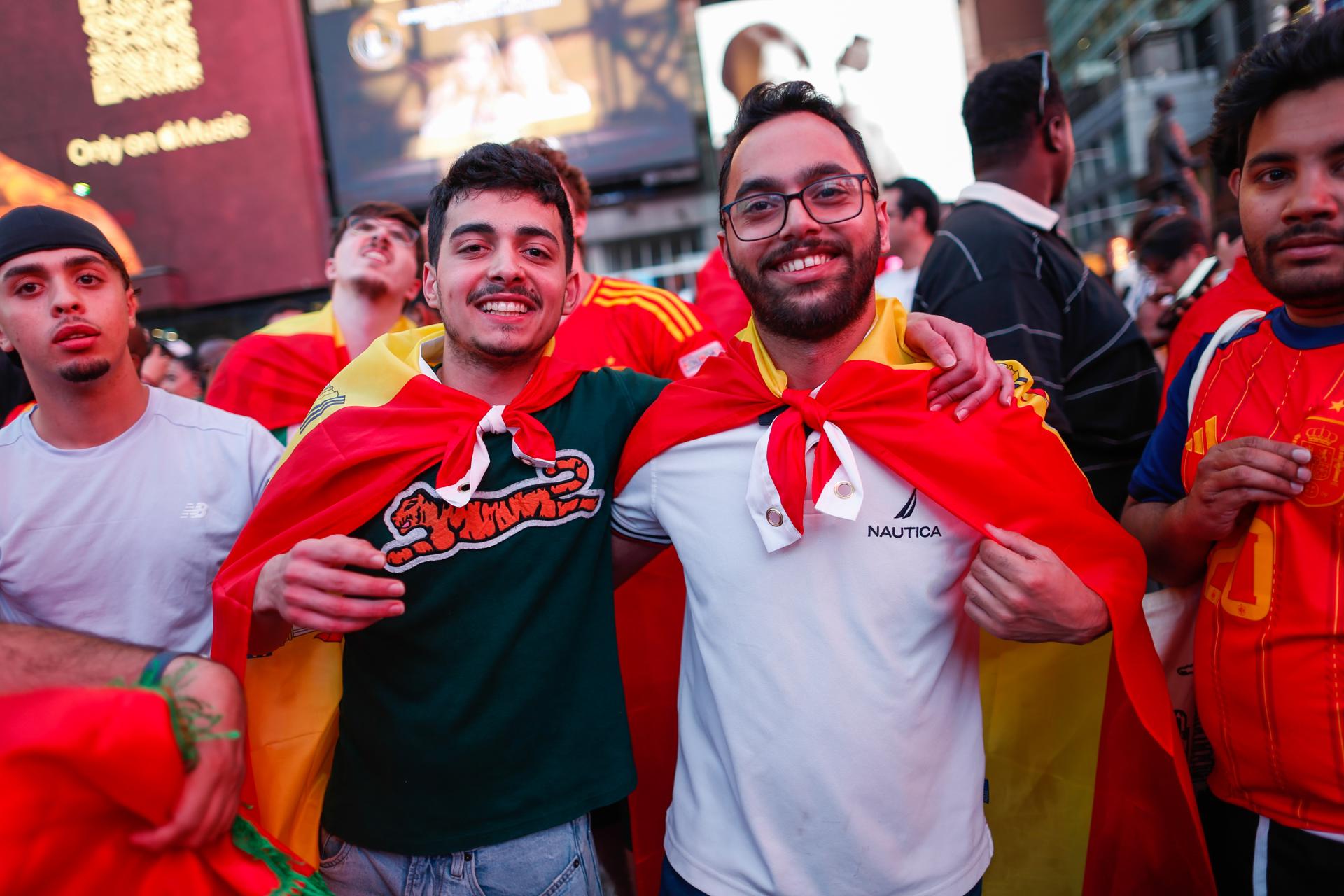 Seguidores de España se congregan y celebran en Times Square tras ganar la final de la Copa Mundial de la FIFA 2026 entre España y Argentina en Nueva York, Nueva York (EE.UU.). EFE/KENA BETANCUR