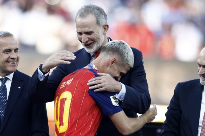 El centrocampista Dani Olmo es felicitado por el príncipe Felpe VI durante la premiación al campeón del Mundial. EFE/EPA/WILL OLIVER
