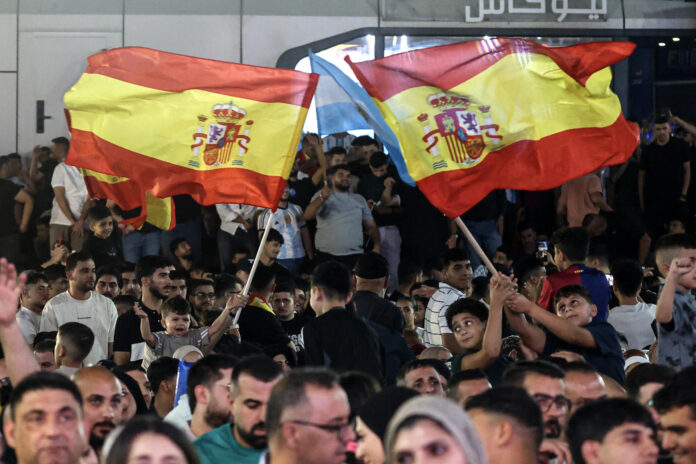 Personas reaccionan tras el triunfo de la selección de España ante Argentina en la final del Mundial de la FIFA 2026, este lunes, en Ramala. EFE/ Magda Gibelli
