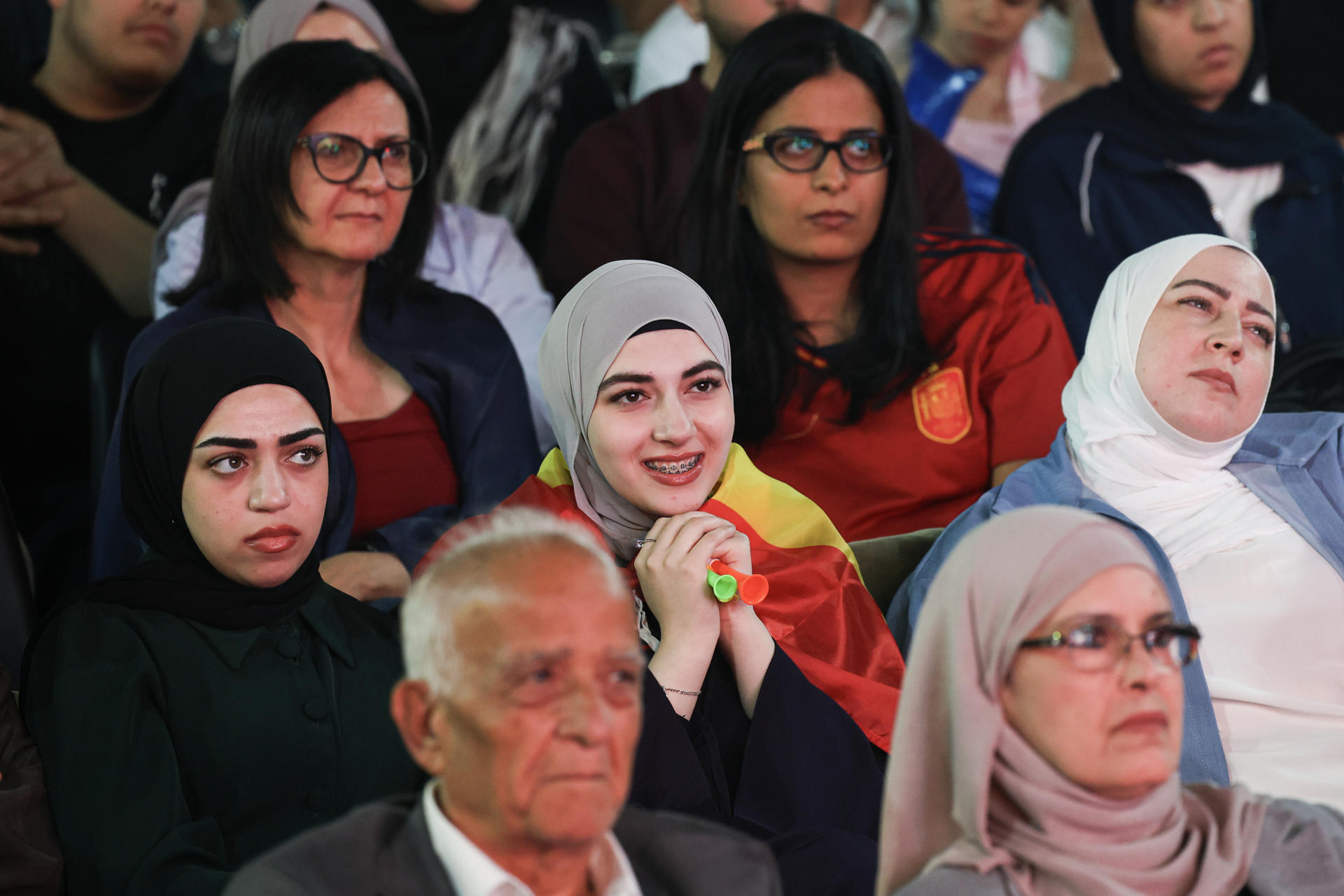 Personas reaccionan tras el triunfo de la selección de España ante Argentina en la final del Mundial de la FIFA 2026, este lunes, en Ramala. EFE/ Magda Gibelli