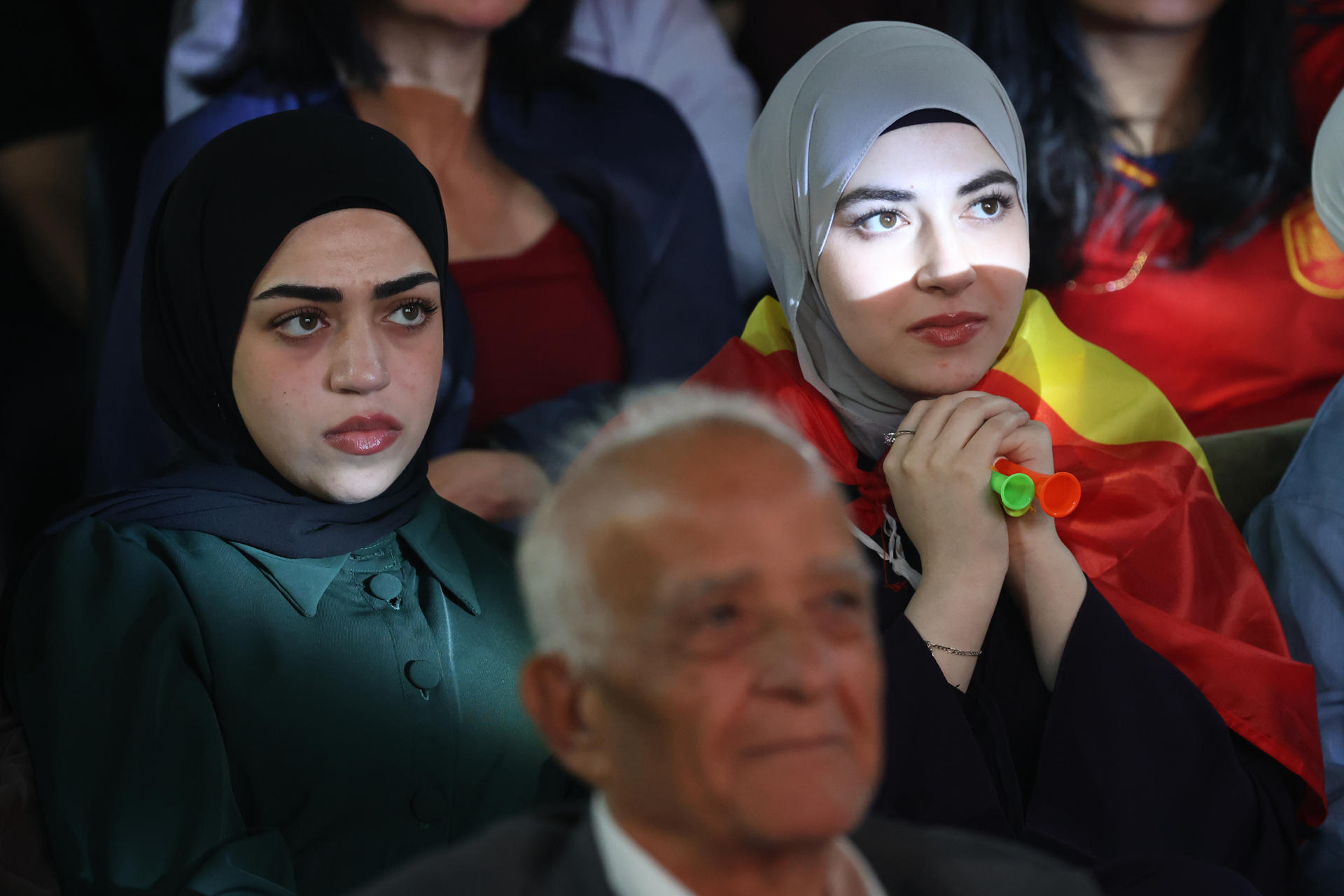 Personas reaccionan tras el triunfo de la selección de España ante Argentina en la final del Mundial de la FIFA 2026, este lunes, en Ramala. EFE/ Magda Gibelli