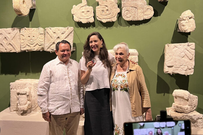 El gobernador de Yucatán, Joaquín Díaz Mena (i), y la secretaria de Cultura federal, Claudia Curiel de Icaza (c), asisten a la inauguración del Museo de Ichkaantihó este 19 de julio de 2026, en la zona arqueológica de Dzibilchaltún (México).EFE/Martha López Huan
