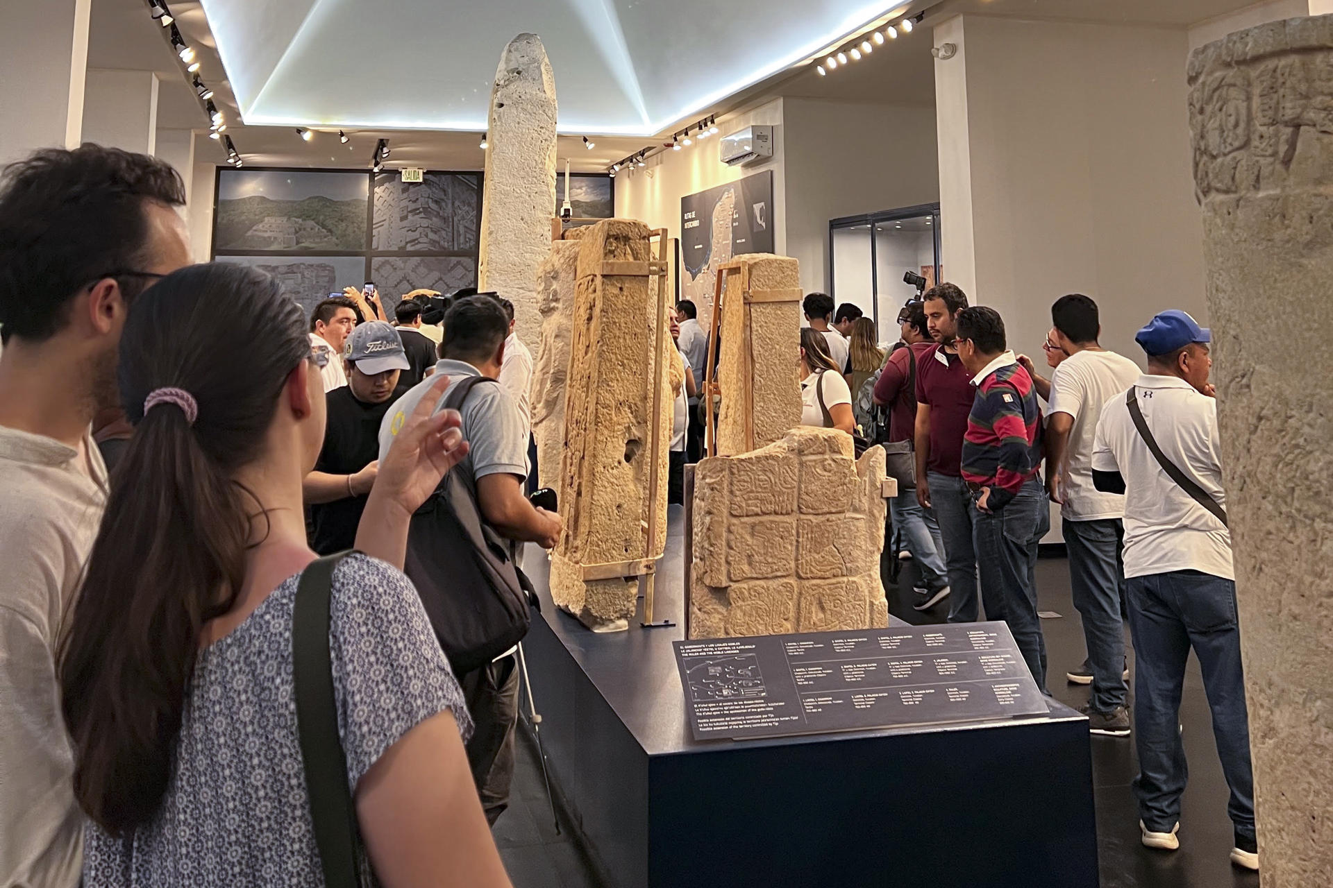 Personas observan las piezas arqueológicas exhibidas en el Museo Arqueológico del Puuc este 19 de julio de 2026, Kabah, en Yucatán (México). EFE/Martha López Huan