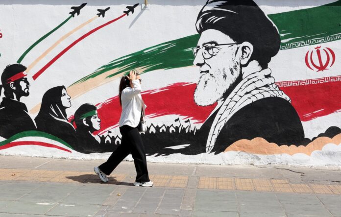 Imagen reciente de una calle de Teherán. EFE/EPA/ABEDIN TAHERKENAREH RESTRICTIONS: NO Access Israel Media/Persian Language TV Stations Outside Iran/Strictly No Access BBC Persian/VOA Persian/Manoto TV/Iran International TV. (As mandated by Iran's Directorate General for Foreign Media)
