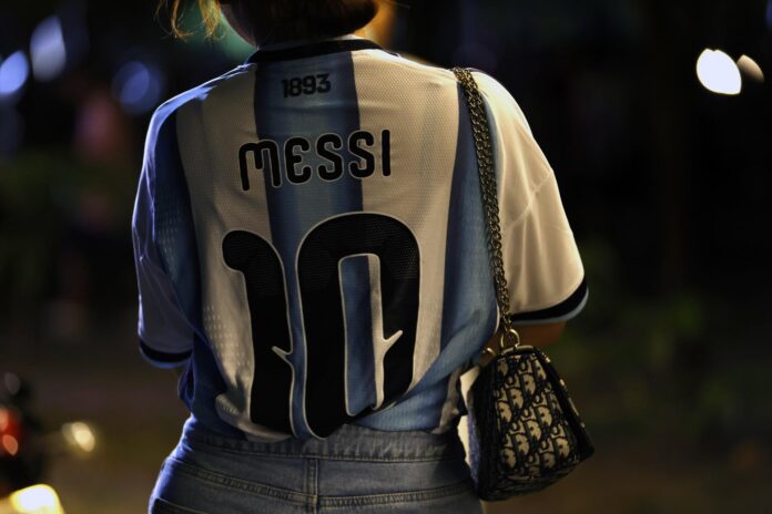 Un seguidor de la selección de fútbol argentina viendo en Bangkok la final del Mundial contra España.
 EFE/EPA/RUNGROJ YONGRIT
