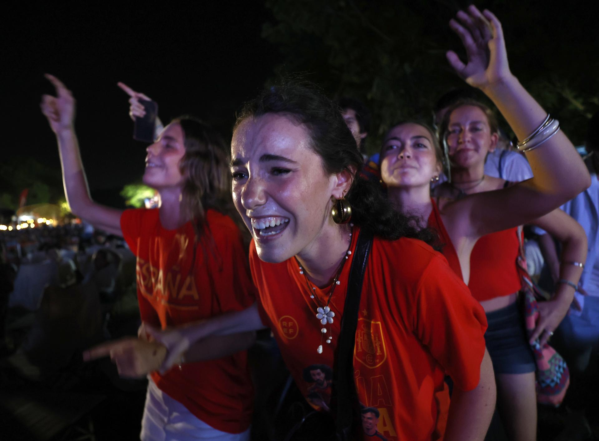 Seguidoras de la selección de fútbol española viendo en Bangkok la final del Mundial contra Argentina.
EFE/EPA/RUNGROJ YONGRIT