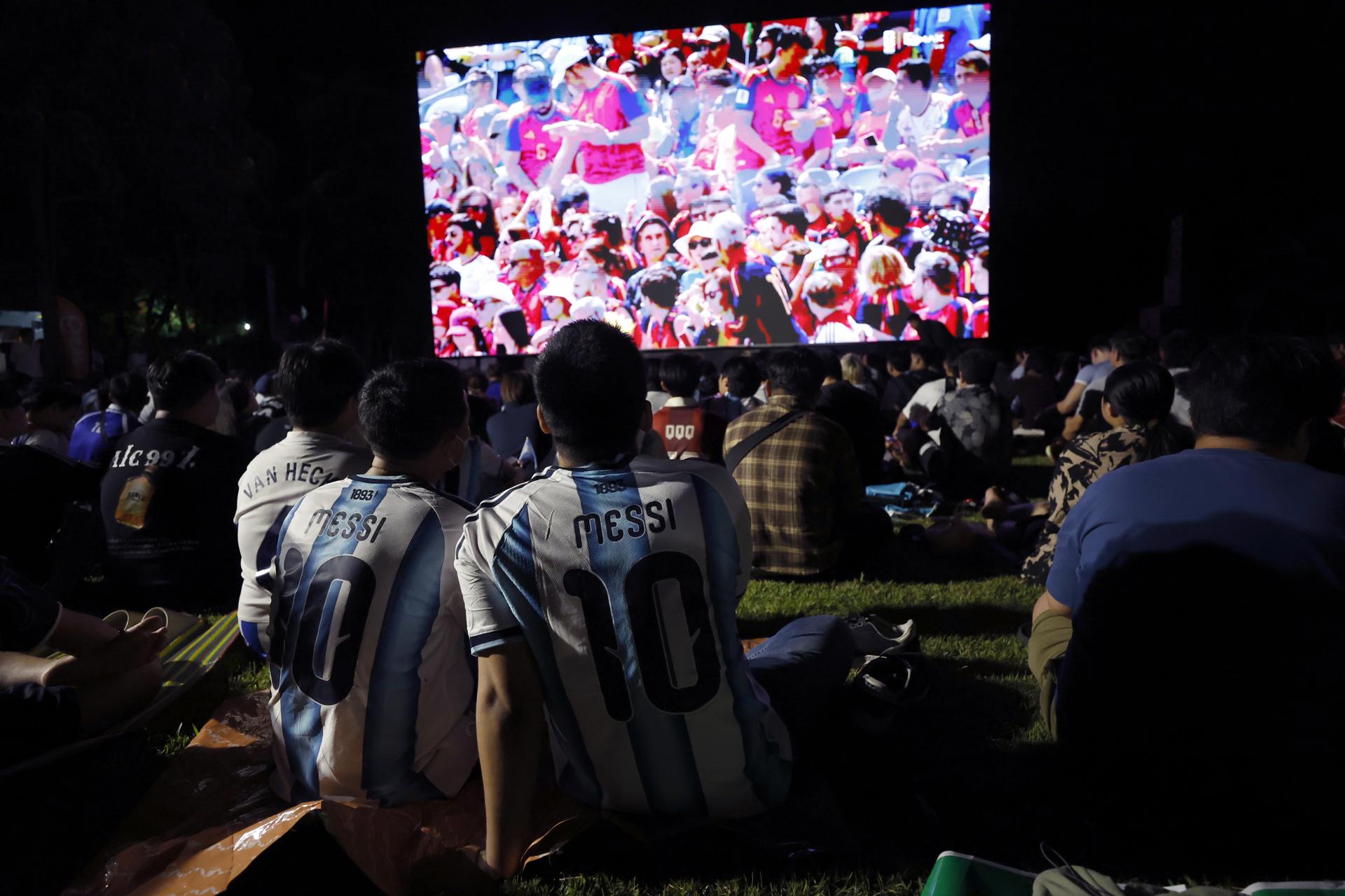 Seguidores de fútbol acudieron a un parque de Bangkok para ver la final del Mundial entre España y Argentina.
EFE/EPA/RUNGROJ YONGRIT