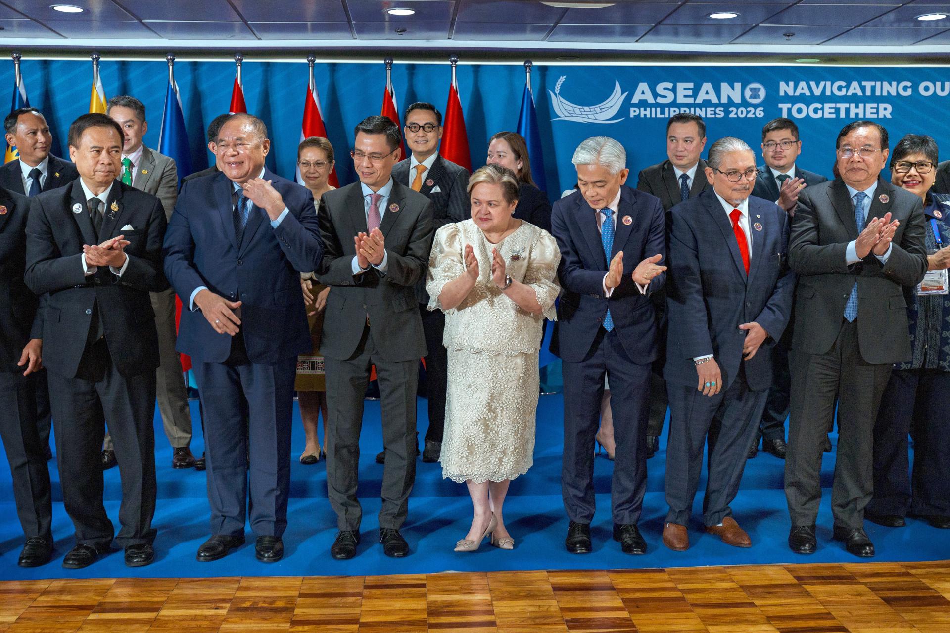 Varios jefes de la diplomacia de países del Sudeste Asiático acuden en Manila a las citas previas a la reunión de Exteriores de la Asociación de Naciones del Sudeste Asiático, que comienza el martes.
EFE/EPA/EZRA ACAYAN / POOL