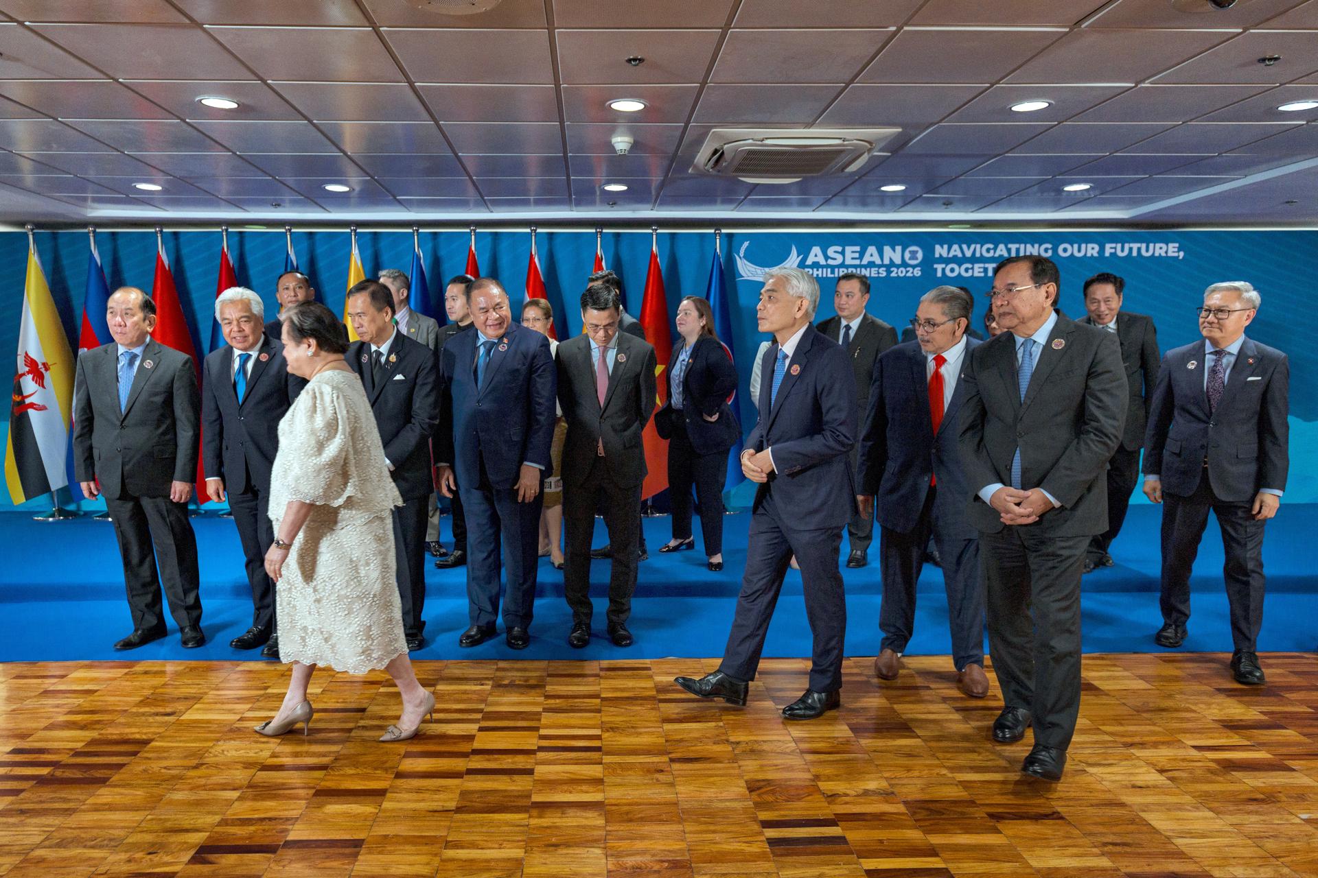 Varios jefes de la diplomacia de países del Sudeste Asiático acuden en Manila a las citas previas a la reunión de Exteriores de la Asociación de Naciones del Sudeste Asiático, que comienza el martes.
EFE/EPA/EZRA ACAYAN / POOL