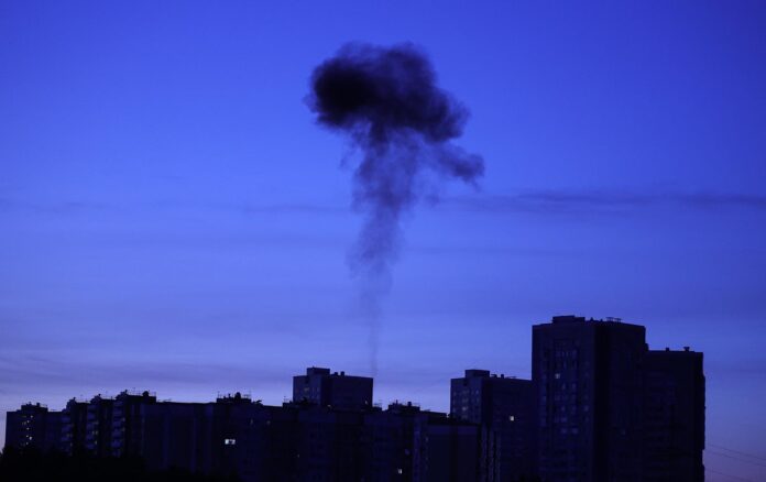 Humo de un ataque ucraniano en Domodedovo, región de Moscú. EFE/EPA/STRINGER
