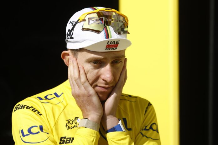 El esloveno Tadej Pogacar (UAE Team Emirates XRG) con el jersey amarillo en el podio tras la etapa 15 del Tour de Francia, de 183.9 km desde Champagnole a Plateau de Solaison, Francia. EFE/YOAN VALAT
