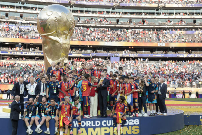 El rey Felipe VI de España sostienela copa del Mundial de la FIFA 2026 junto a la princesa Leonor, la infanta Sofía y Lamine Yamal tras vencer a Argentina en la final, en el estadio MetLife en East Rutherford (NJ, EE.UU.). EFE/ Lavandeira Jr
