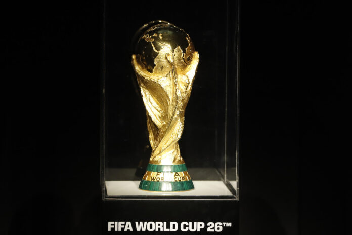 Fotografía de archivo del 11 de junio de 2025 en la que se observa el trofeo de la Copa Mundial de la FIFA en Ciudad de México (México). EFE /Mario Guzmán/ARCHIVO
