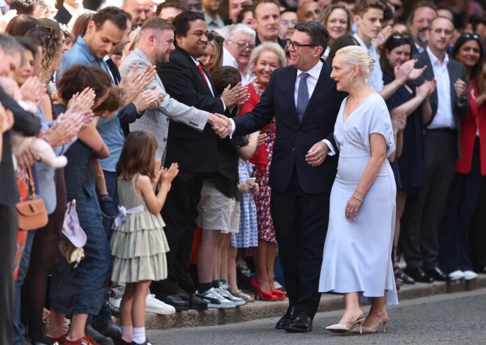 El nuevo primer ministro británico Andy Burnham y su esposa Marie-France van Heel. EFE/EPA/NEIL HALL
