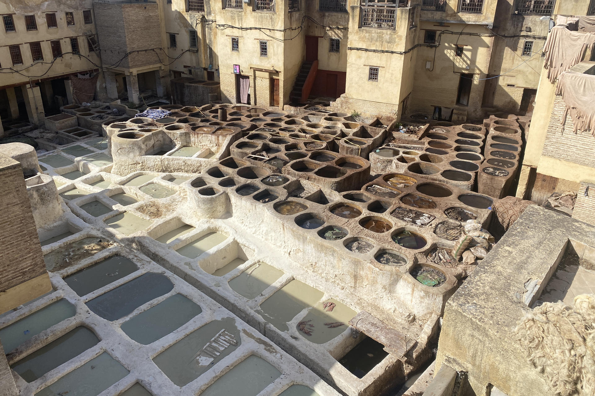 Vista general de la curtidurías de Sidi Moussa, la mediana de las tres que existen en la Medina de Fez. Las terrazas que rodean las curtidurías de Fez se llenan a diario de curiosos para presenciar una estampa icónica de Marruecos: cubas de piedra donde se curte la piel como en la Edad Media. Abajo, los artesanos manejan cal y químicos. Lo que para unos es una postal turística, para otros es un trabajo extenuante, insalubre y mal pagado. EFE/Fatima Zohra Bouaziz