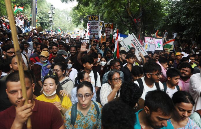 Centenares de simpatizantes del movimiento juvenil Cockroach Janta Party (CJP), o 'Partido de las Cucarachas', marcharon este lunes hacia el Parlamento indio sin autorización policial para exigir la renuncia del ministro de Educación, Dharmendra Pradhan.
EFE/EPA/VIJAY PANDEY
