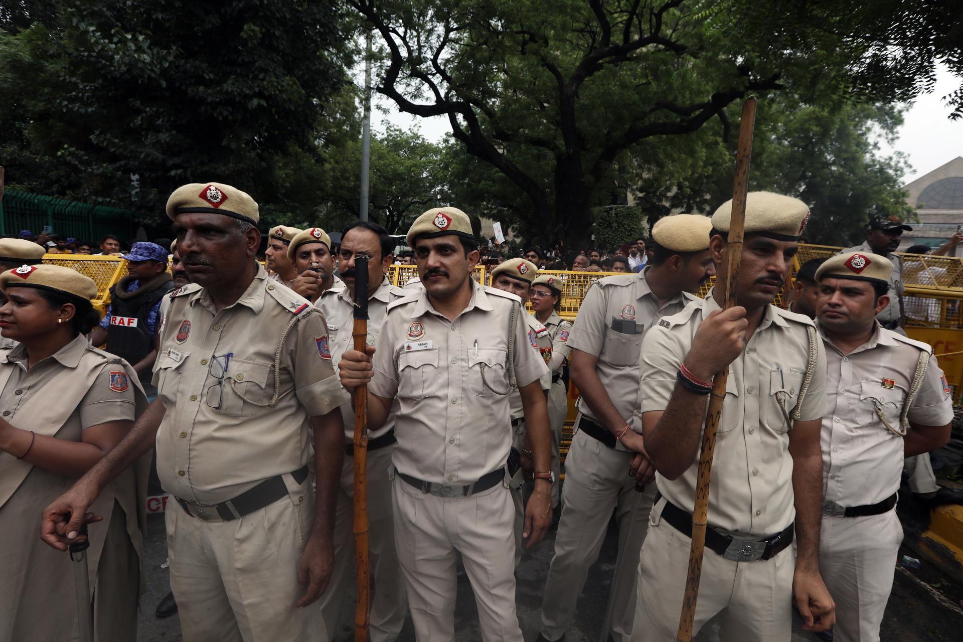 Dispositivo policial para bloquear la marcha de centenares de simpatizantes del movimiento juvenil Cockroach Janta Party (CJP), o 'Partido de las Cucarachas', hacia el Parlamento indio para exigir la renuncia del ministro de Educación, Dharmendra Pradhan.
EFE/EPA/VIJAY PANDEY