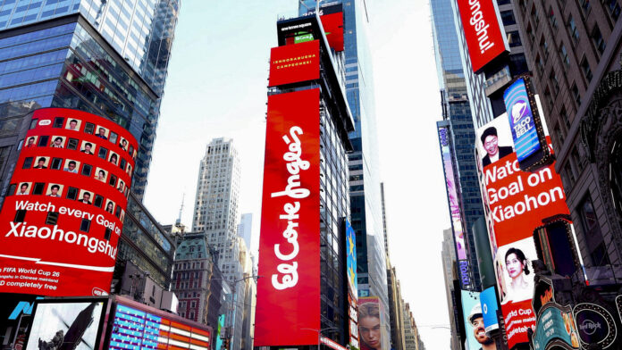 Entre las gigantescas pantallas publicitarias en la icónica plaza de Times Square destaca un llamativo anuncio de El Corte Inglés para celebrar la victoria de la selección española de fútbol en el Mundial 2026. Times Square, habitual escenario de celebraciones deportivas y grandes acontecimientos ha sido uno de los principales puntos de reunión para los aficionados de la Copa del Mundo. EFE
