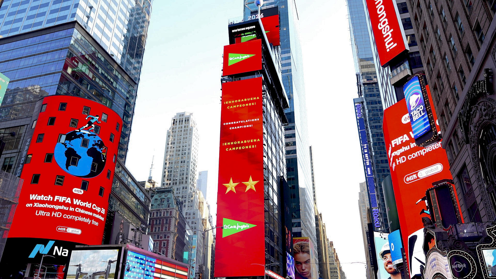 Entre las gigantescas pantallas publicitarias en la icónica plaza de Times Square destaca un llamativo anuncio de El Corte Inglés para celebrar la victoria de la selección española de fútbol en el Mundial 2026. Times Square, habitual escenario de celebraciones deportivas y grandes acontecimientos ha sido uno de los principales puntos de reunión para los aficionados de la Copa del Mundo. EFE