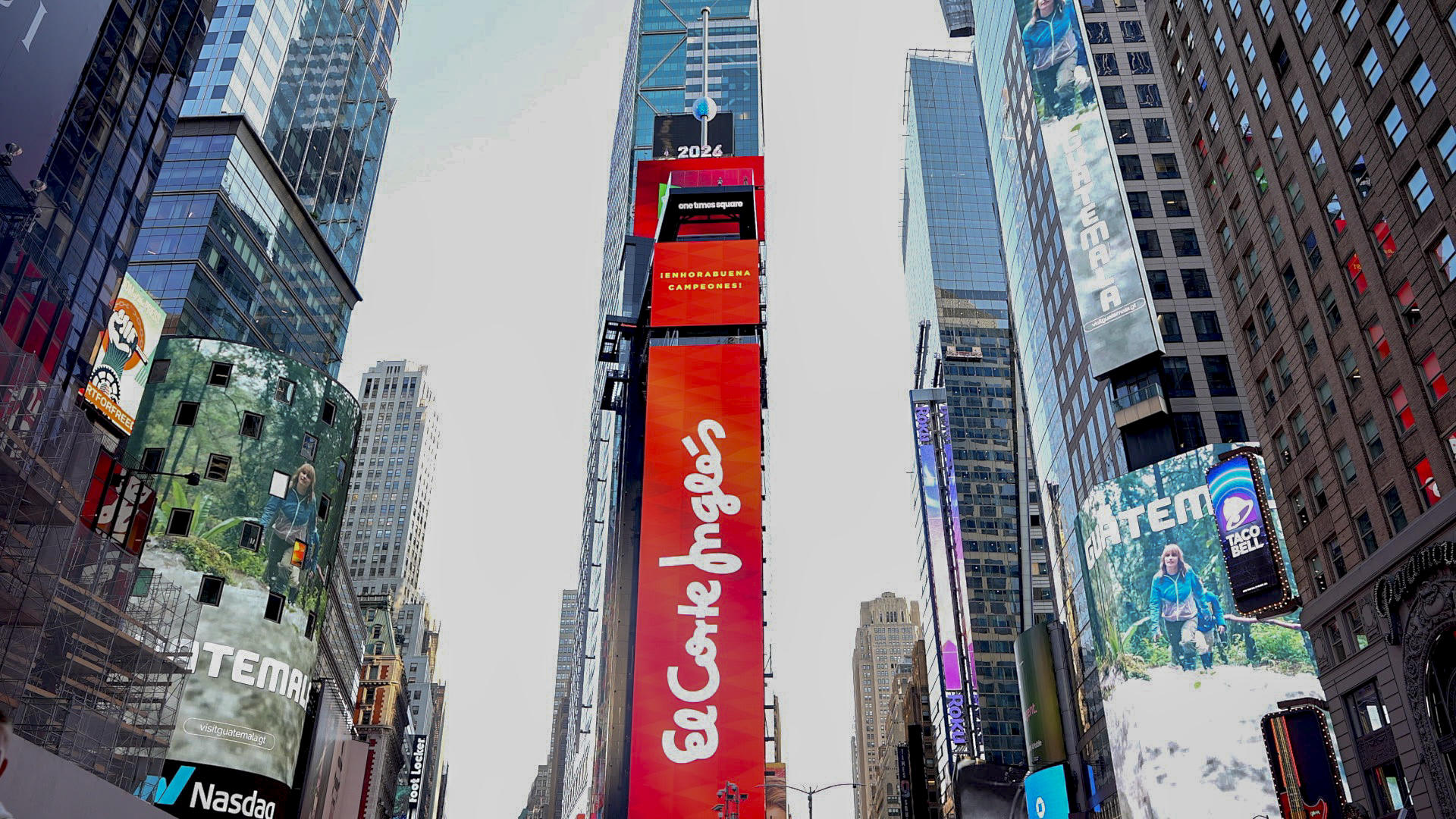 Entre las gigantescas pantallas publicitarias en la icónica plaza de Times Square destaca un llamativo anuncio de El Corte Inglés para celebrar la victoria de la selección española de fútbol en el Mundial 2026. Times Square, habitual escenario de celebraciones deportivas y grandes acontecimientos ha sido uno de los principales puntos de reunión para los aficionados de la Copa del Mundo. EFE