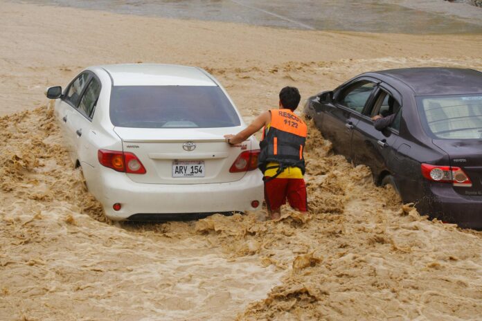 Vehículos atrapados en un arroyo desbordado tras las fuertes lluvias monzónicas en Landi Kotal, distrito de Khyber, Pakistán.EFE/EPA/BILAWAL ARBAB
