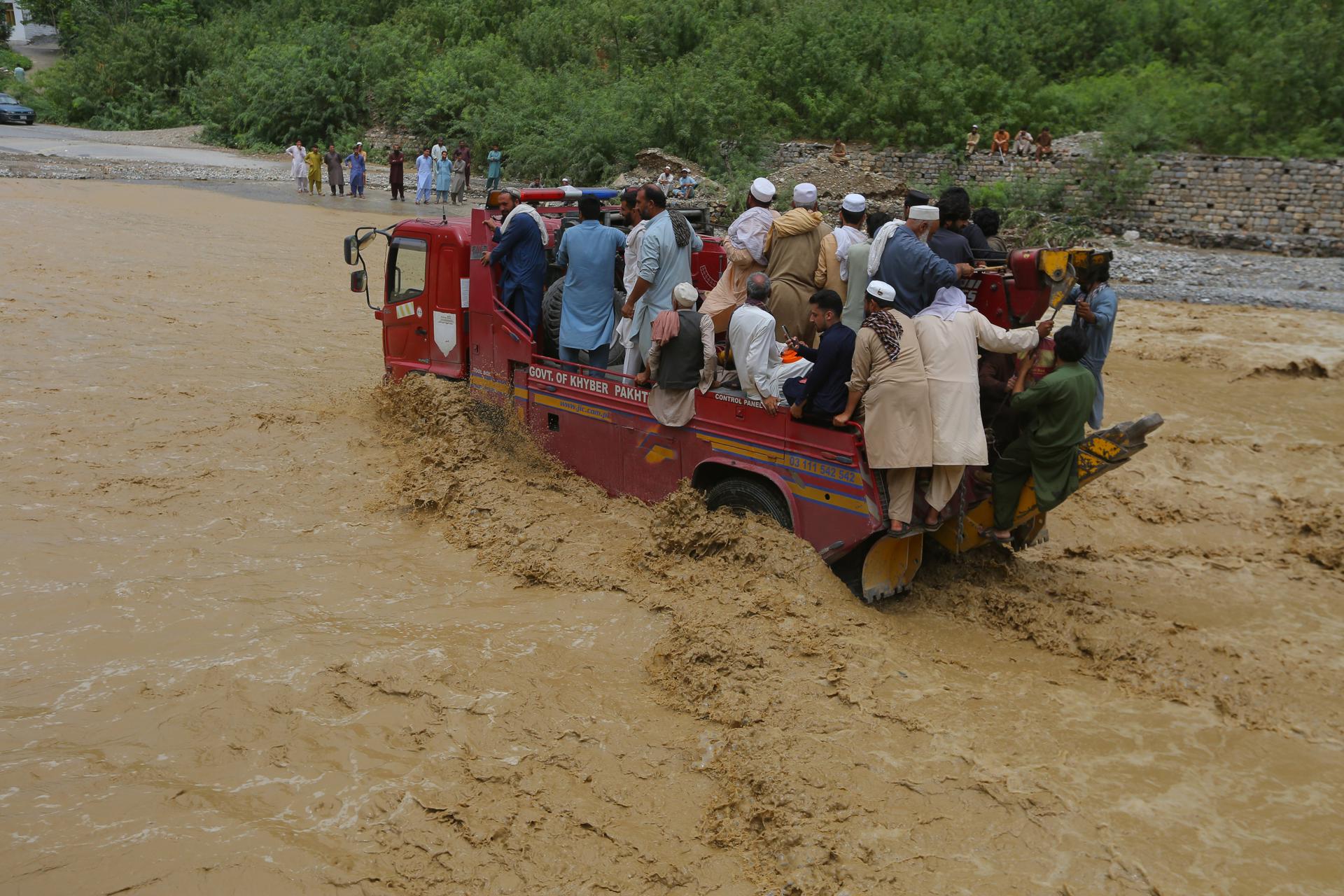 Vehículos atrapados en un arroyo desbordado tras las fuertes lluvias monzónicas en Landi Kotal, distrito de Khyber, Pakistán.EFE/EPA/BILAWAL ARBAB