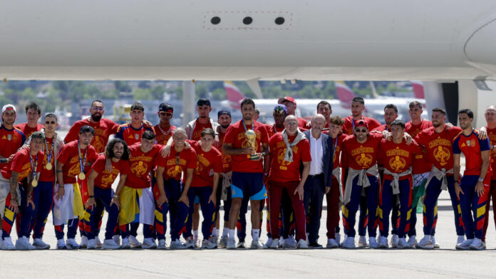 La selección española de fútbol, campeona del Mundial tras vencer en la final a Argentina, aterrizó este lunes a las 14:25 horas en la terminal 4 del aeropuerto de Madrid Barajas-Adolfo Suárez procedente de Nueva York (EE.UU). EFE/J.J.Guillen
