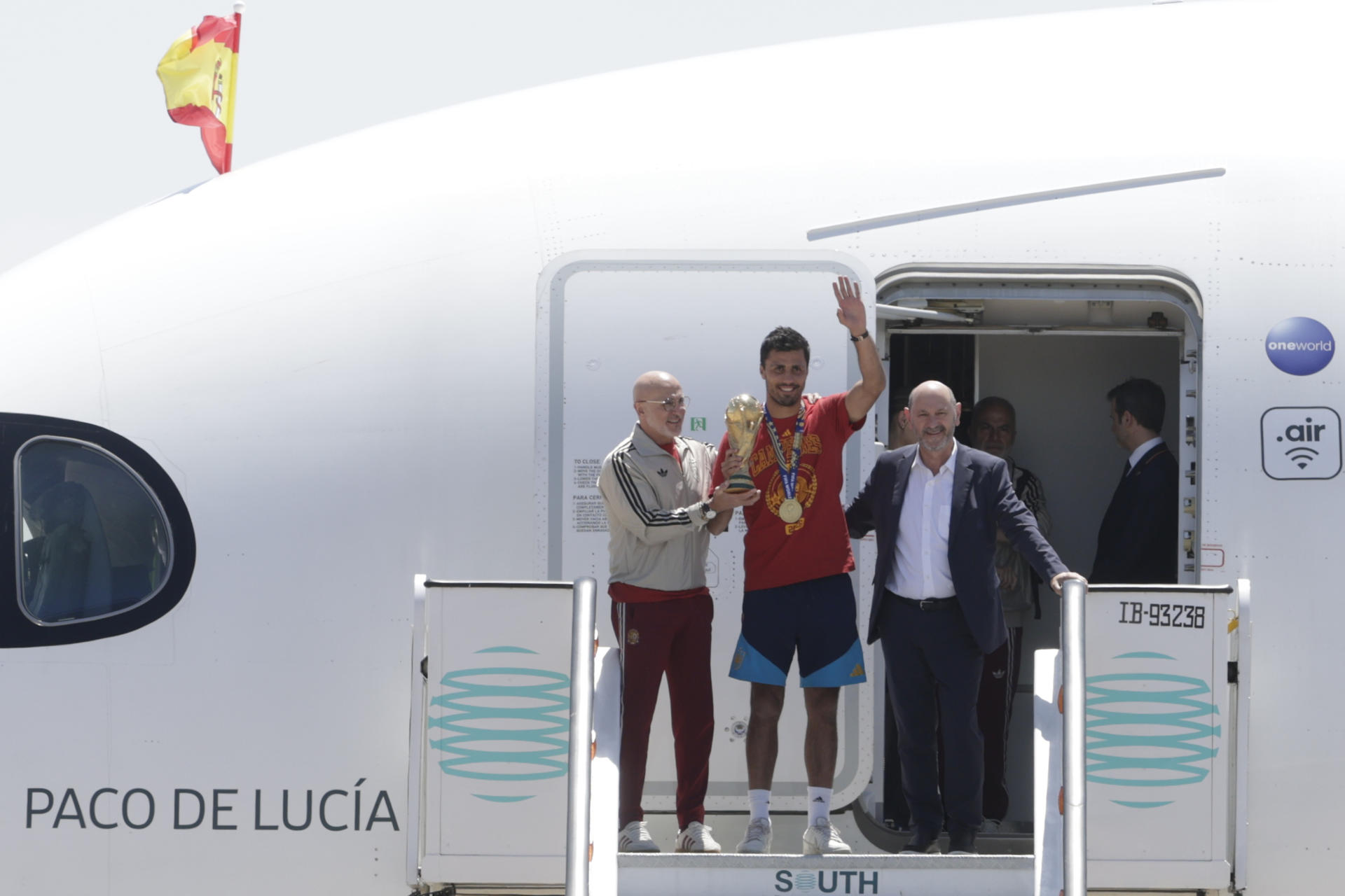 La selección española de fútbol, campeona del Mundial tras vencer en la final a Argentina, aterrizó este lunes a las 14:25 horas en la terminal 4 del aeropuerto de Madrid Barajas-Adolfo Suárez procedente de Nueva York (EE.UU). EFE/J.J.Guillen