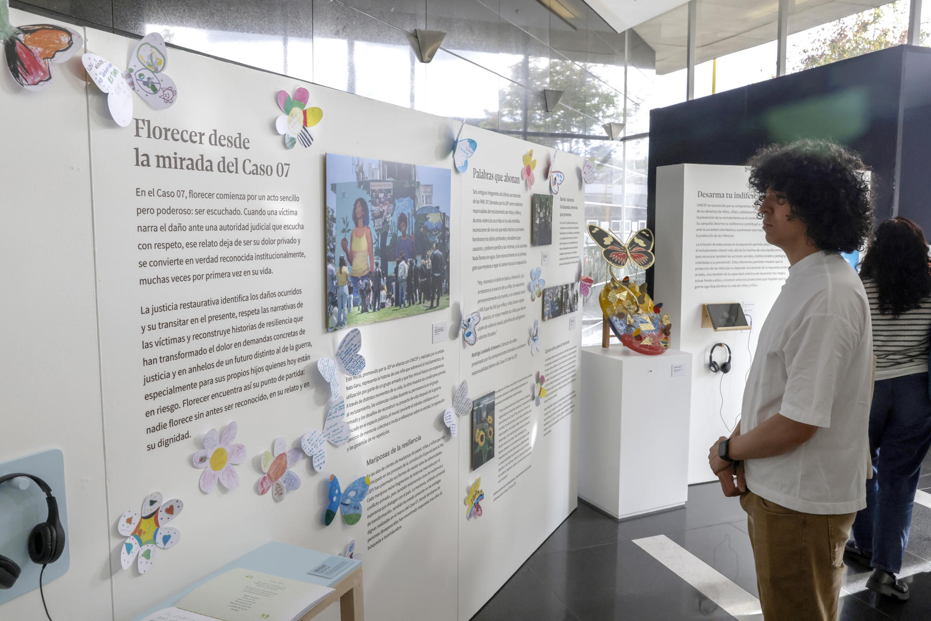 Una persona observa la exposición 'Volver a florecer' el 17 de julio de 2026 en Bogotá (Colombia). EFE/ Carlos Ortega