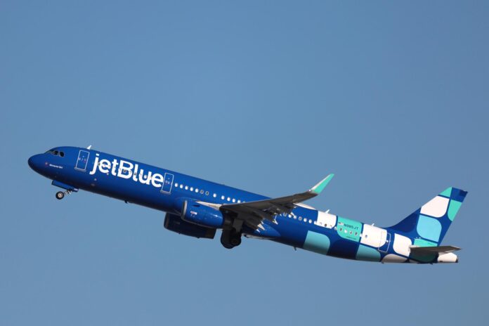 De los veinte vuelos, 19 son de la aerolínea JetBlue, mientras que el restante es de Delta Air Lines. Fotografía de archivo. EFE/EPA/ALLISON DINNER

