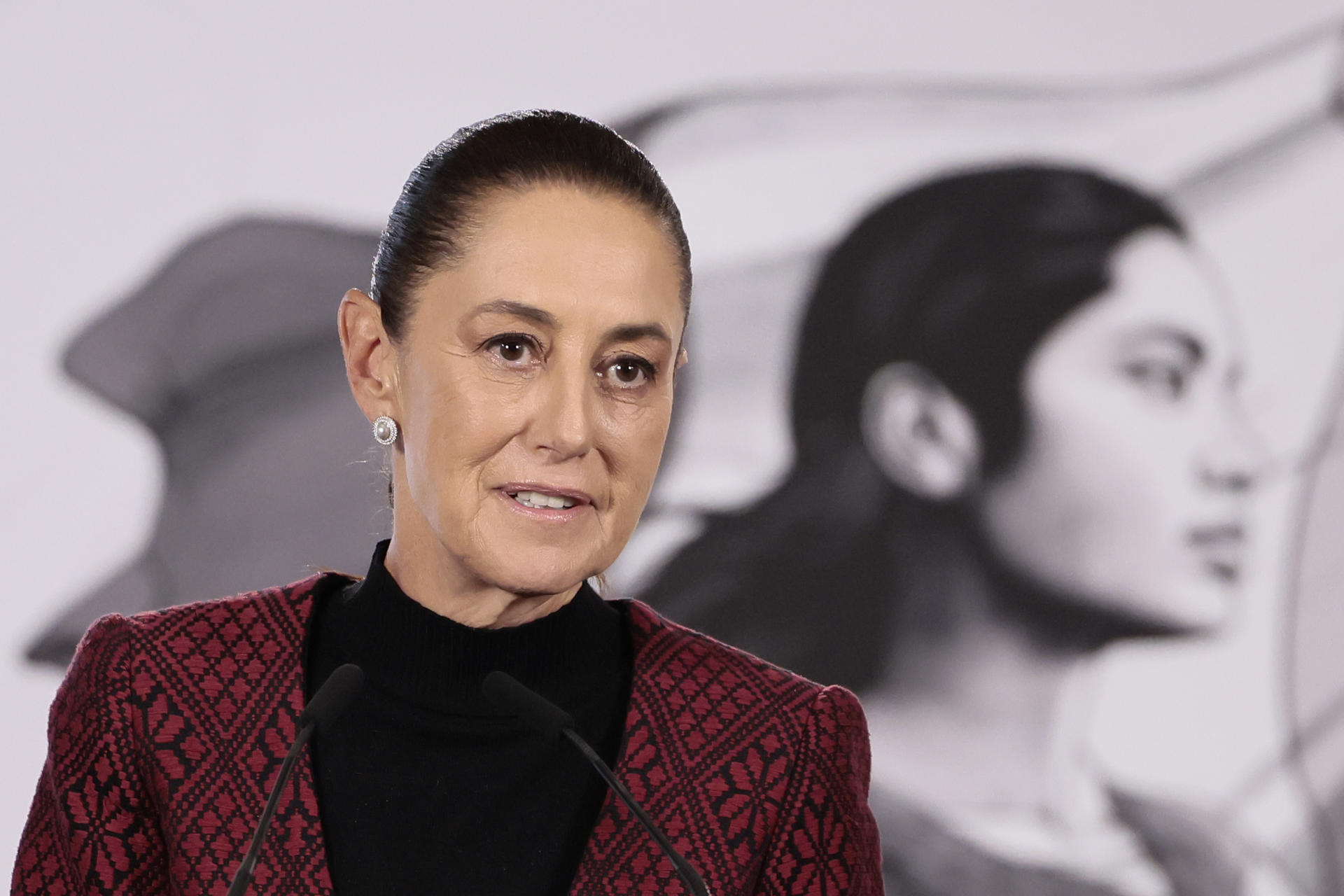 La presidenta de México, Claudia Sheinbaum, habla en una rueda de prensa este lunes en el Palacio Nacional de la Ciudad de México (México). EFE/José Méndez