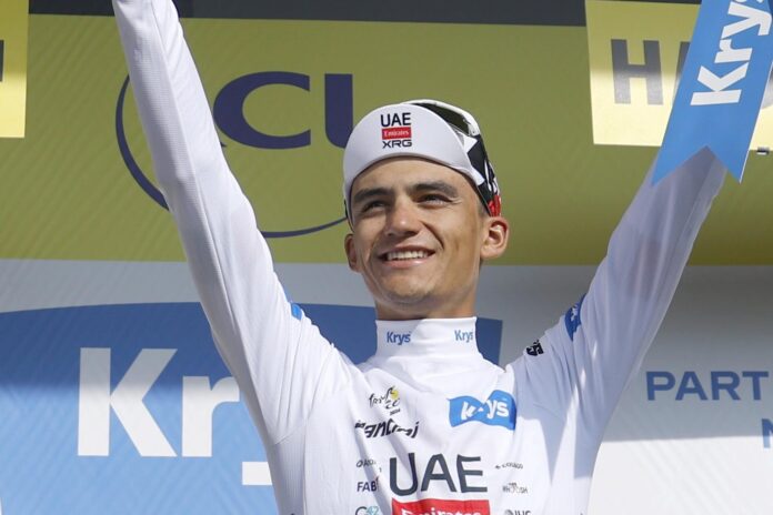 El ciclista mexicano Isaac del Toro al término de la etapa número 15 este domingo. EFE/EPA/GUILLAUME HORCAJUELO
