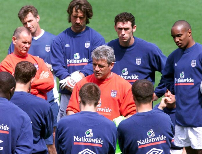 El exfutbolista y entrenador inglés Kevin Keegan, doble ganador del Balón de Oro, ha fallecido a los 75 años a causa de un cáncer, según anunció este lunes su familia. En la imagen, Kevin Keegan durante la Euro 2000 como seleccionador inglés. EFE/EPA/Pascal George
