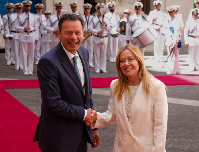La primera ministra italiana, Giorgia Meloni, recibe al primer ministro de Portugal, Luis Montenegro, antes de una reunión en el Palacio Chigi de Roma (Italia), este lunes. EFE/EPA/GIUSEPPE LAMI

