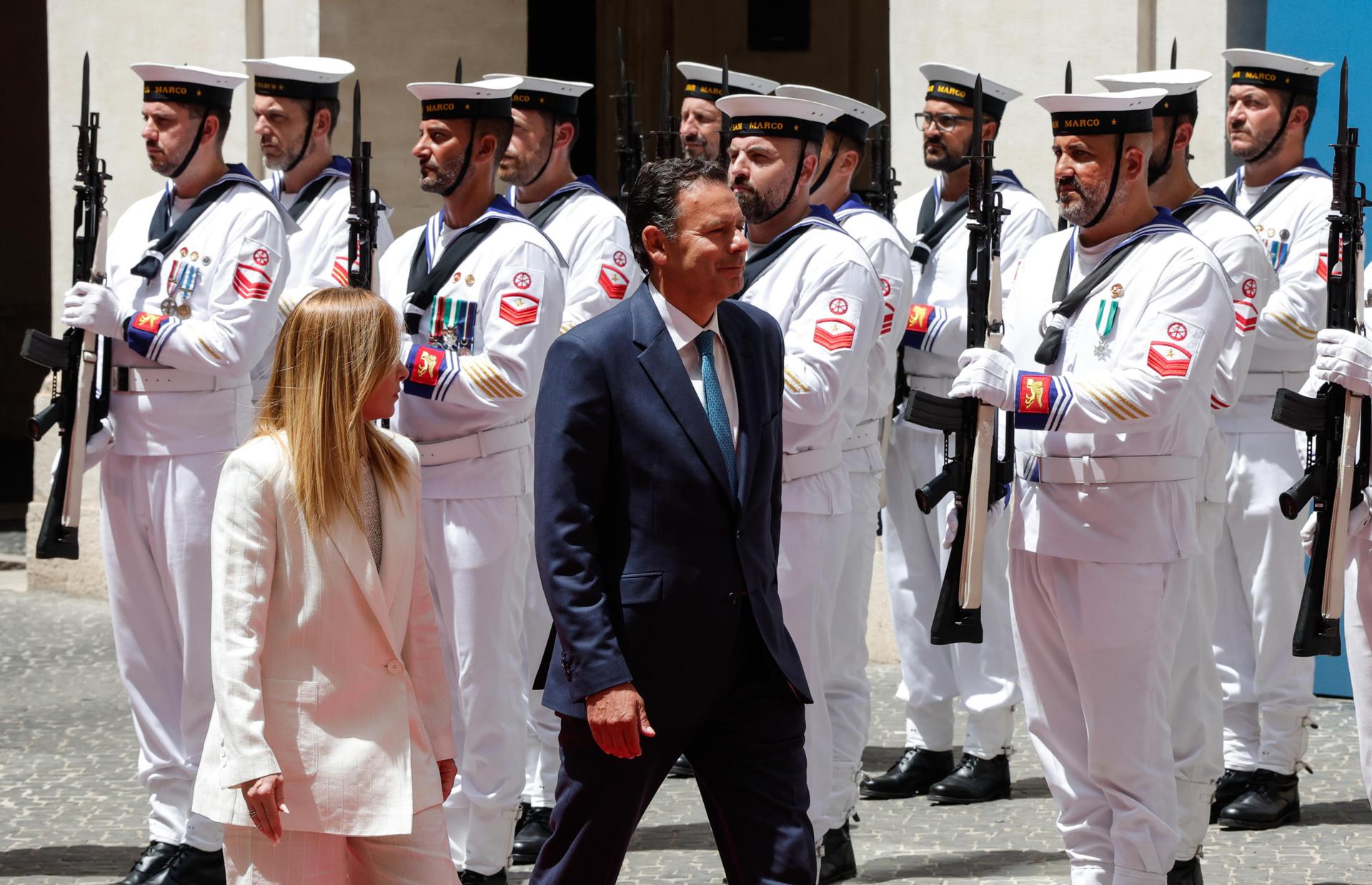 La primera ministra italiana, Giorgia Meloni, recibe al primer ministro de Portugal, Luis Montenegro, antes de una reunión en el Palacio Chigi de Roma (Italia), este lunes. EFE/EPA/GIUSEPPE LAMI