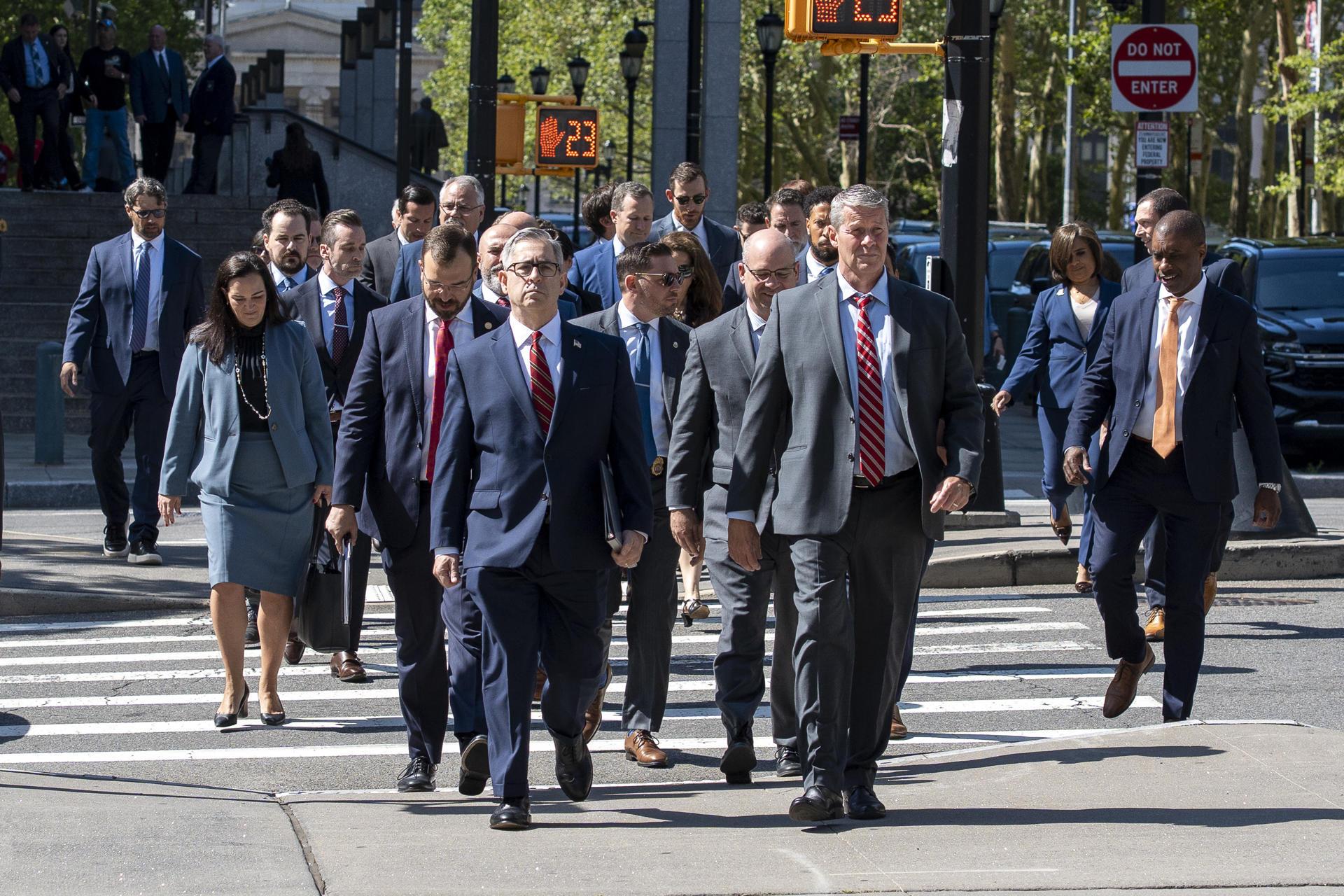 Representantes y abogados llegan a la Corte en Brooklyn para asistir a la lectura de la sentencia a Ismael "El Mayo" Zambada este lunes, en Nueva York (EE.UU.). EFE/Ángel Colmenares