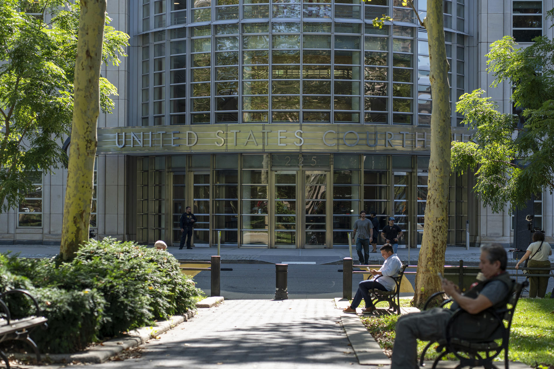 Fotografía de la fachada la Corte en Brooklyn en donde se hará la lectura de la sentencia a Ismael 'El Mayo' Zambada este lunes, en Nueva York (EE.UU.). EFE/Ángel Colmenares