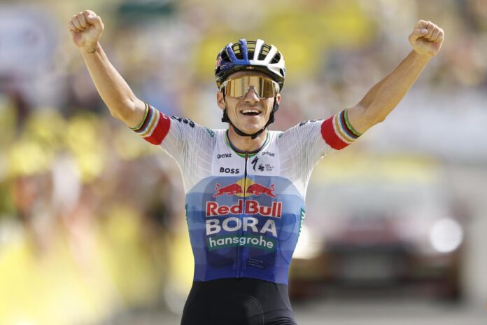 El belga Remco Evenepoel (Red Bull - Bora - Hansgrohe) celebra su victoria mientras cruza la línea de meta en la etapa 15 del Tour de Francia, sobre 183.9 km desde Champagnole a Plateau de Solaison, Francia. EFE/YOAN VALAT
