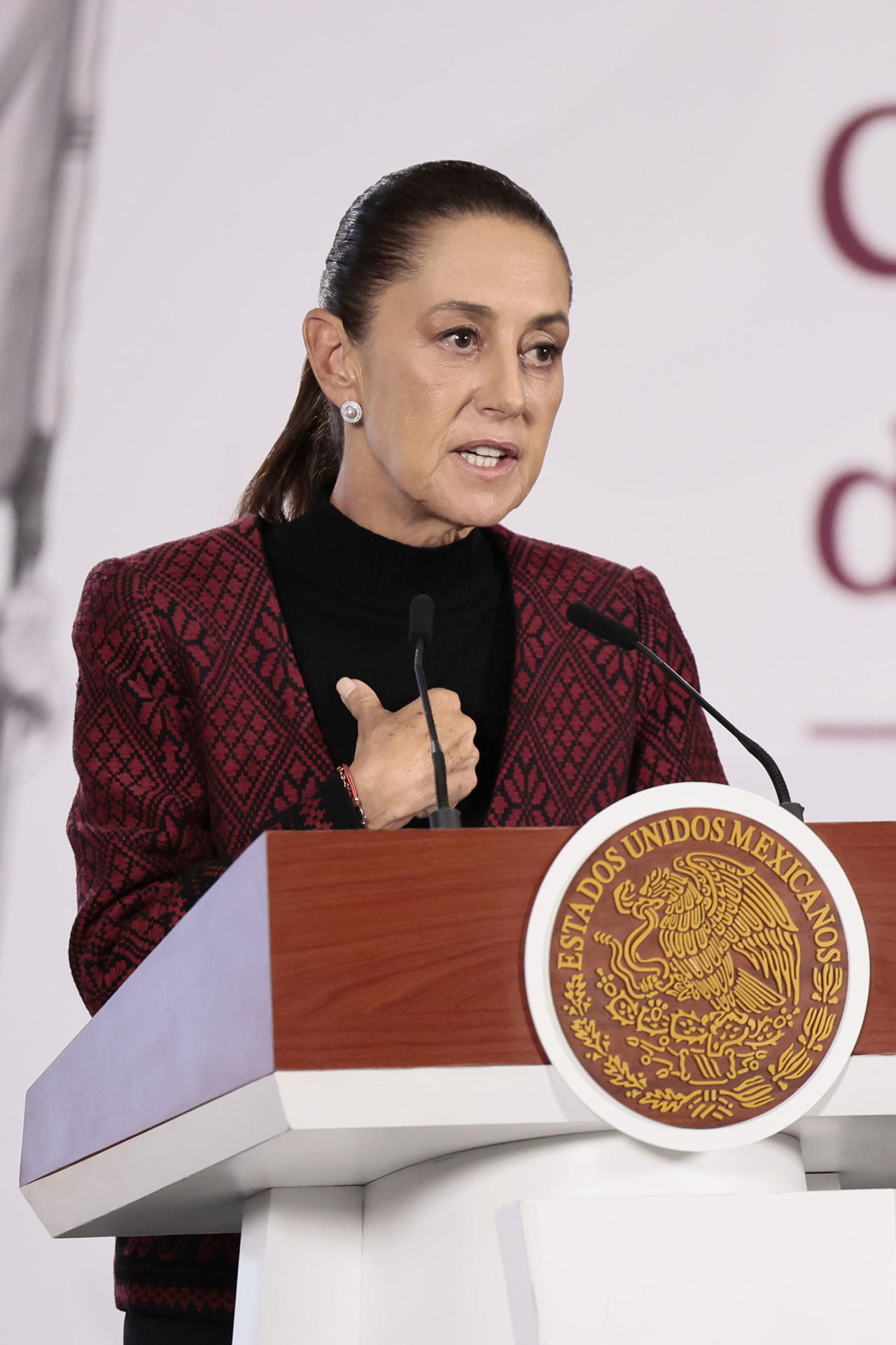 La presidenta de México, Claudia Sheinbaum, habla durante una rueda de prensa este lunes en Palacio Nacional de la Ciudad de México (México). EFE/José Méndez