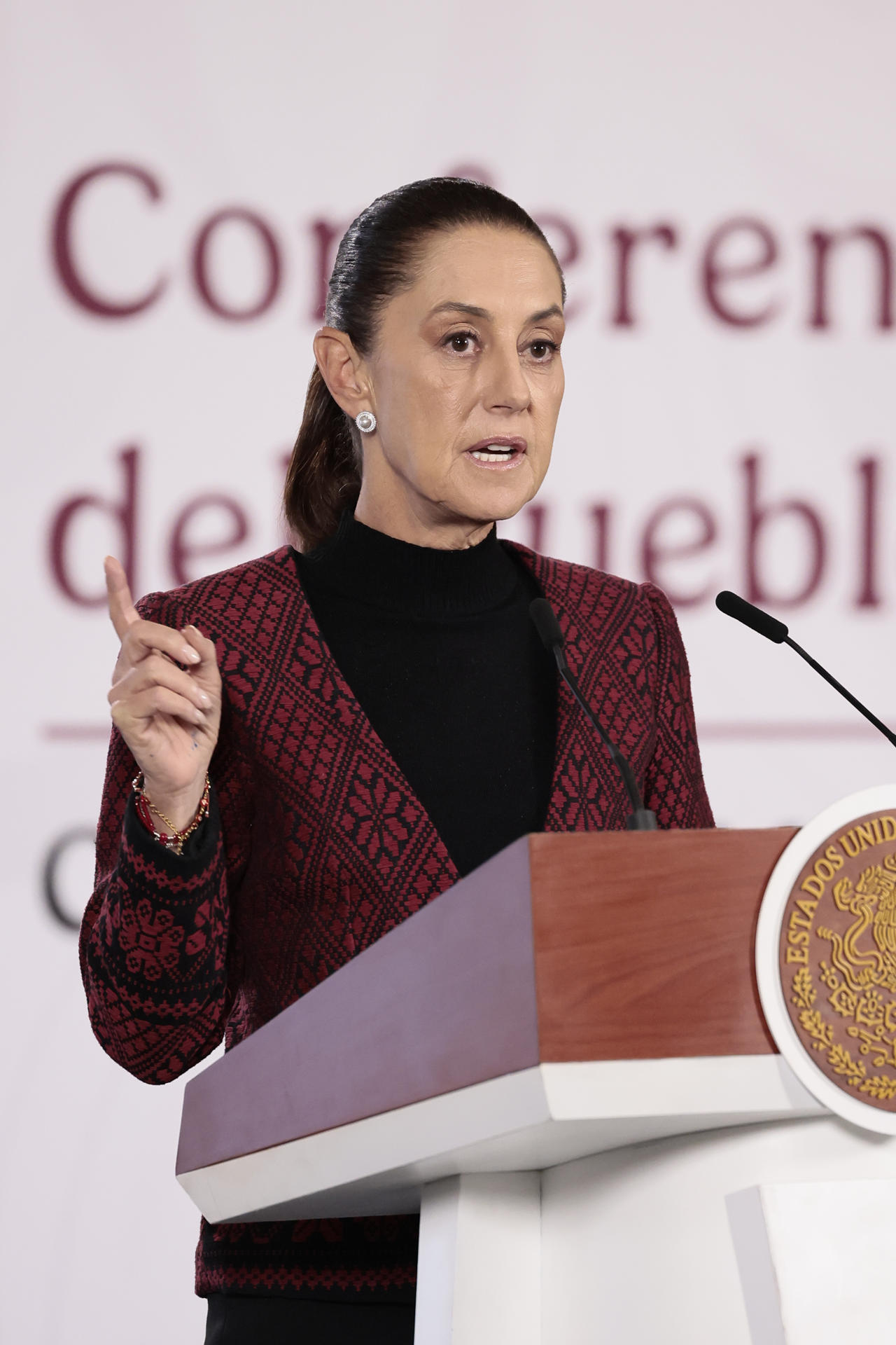La presidenta de México, Claudia Sheinbaum, habla durante una rueda de prensa este lunes en Palacio Nacional de la Ciudad de México (México). EFE/José Méndez