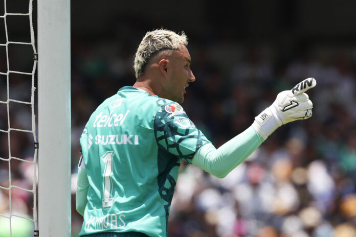 Keylor Navas de Pumas reacciona en un partido amistoso entre Pumas y América de Cali en el estadio Olímpico Universitario, en Ciudad de México (México). EFE/ Alex Cruz
