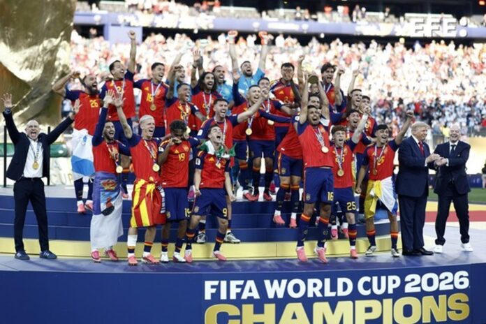 Rodri (C-D) levanta la Copa junto al presidente de la FIFA Gianni Infantino (d) y el presidente Donald J. Trump durabte la ceremonia de entrega de trofeos en East Rutherford, New Jersey, USA. EFE/EPA/WILL OLIVER
