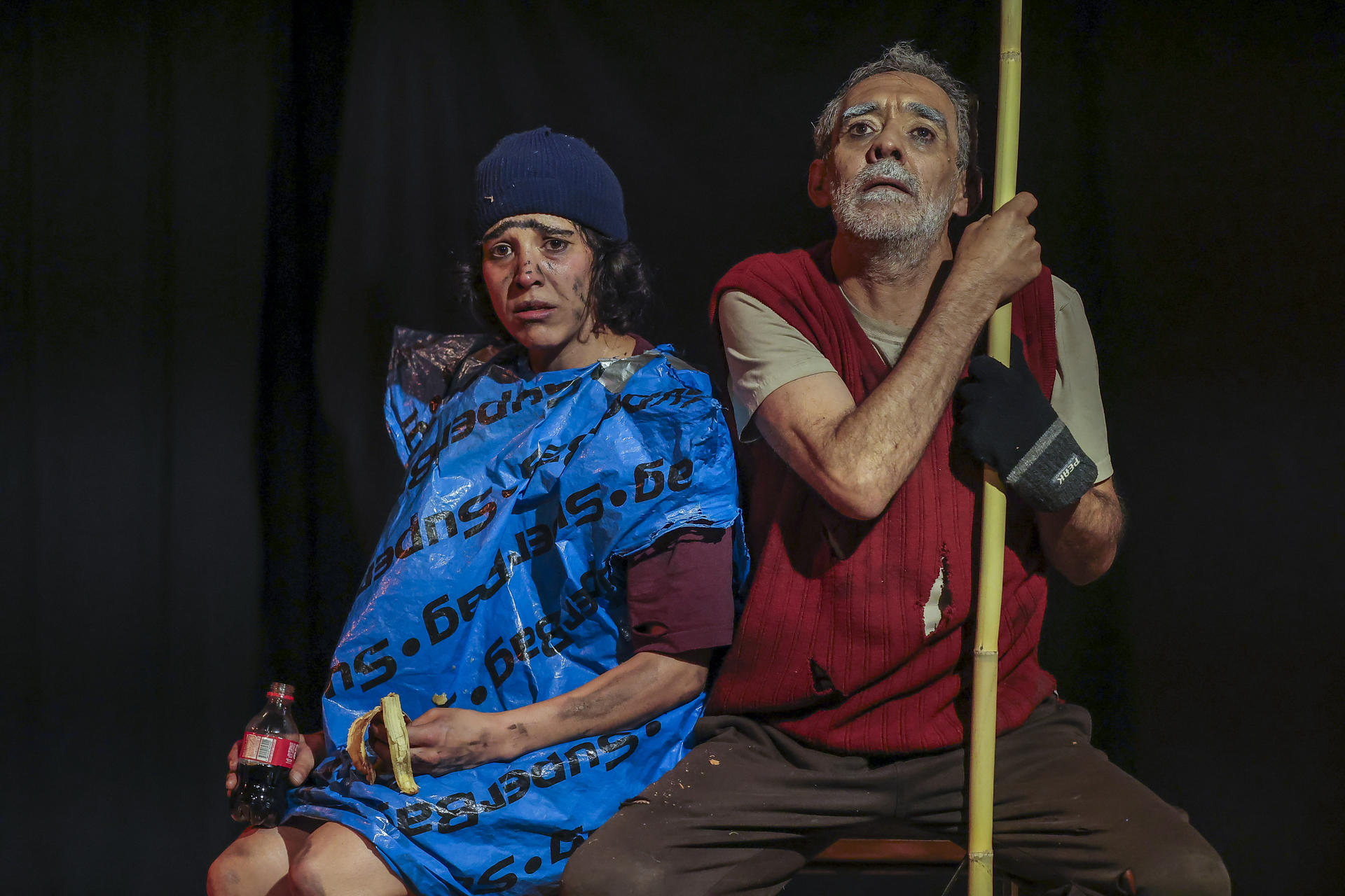 Fotografía que muestra a los actores de la obra de teatro 'Genealogía del silencio' del dramaturgo y actor ecuatoriano Alfredo Espinosa (d) en Quito (Ecuador). EFE/ José Jácome
