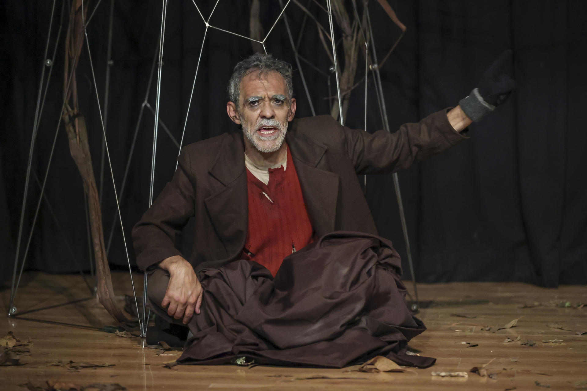 Fotografía que muestra a los actores de la obra de teatro 'Genealogía del silencio' del dramaturgo y actor ecuatoriano Alfredo Espinosa, en Quito (Ecuador). EFE/ José Jácome