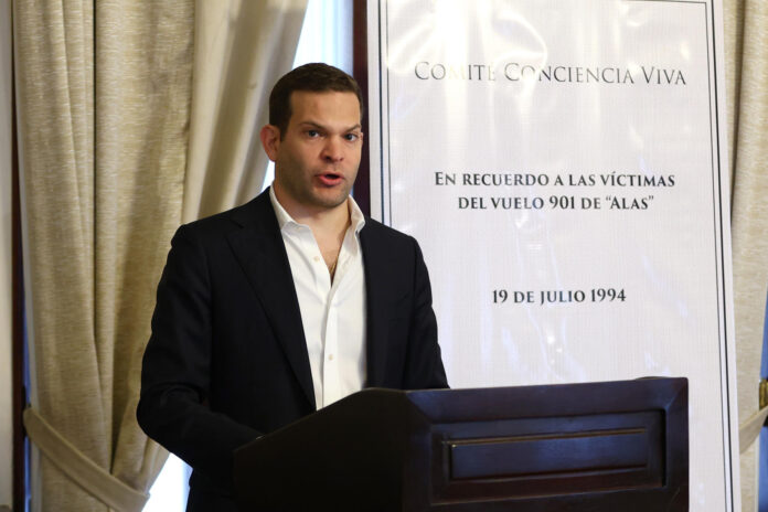 El integrante del comité Conciencia Viva, Alberto Levy, habla durante el acto conmemorativo del atentado vinculado a Hizbulá en Ciudad de Panamá (Panamá). EFE/Carlos Lemos
