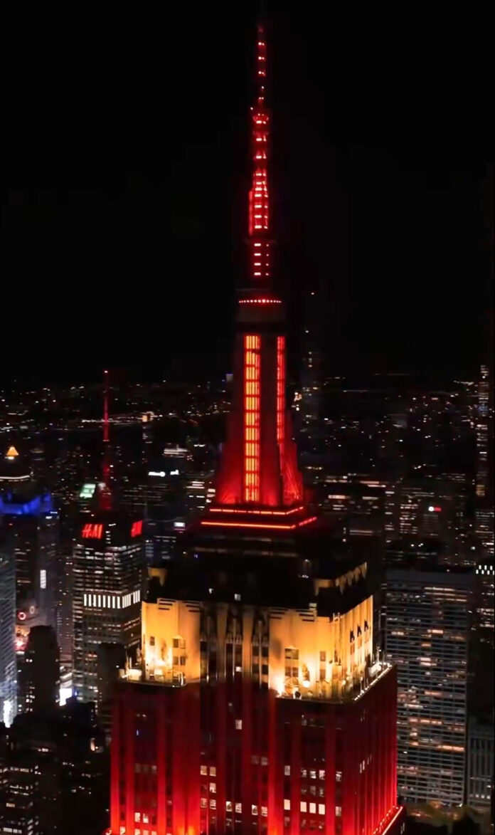 Captura de video tomado de la cuenta oficial en X @EmpireStateBldg del emblemático edificio Empire State, en el que resaltan en su publicación 
