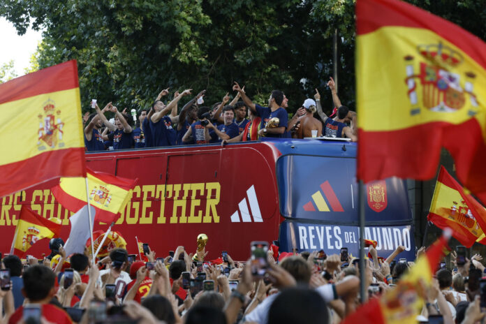 Los jugadores de la selección española a su paso por la calle Princesa de Madrid durante la celebración tras proclamarse ayer campeones del mundo al derrotar en la final a Argentina. EFE/ Ballesteros
