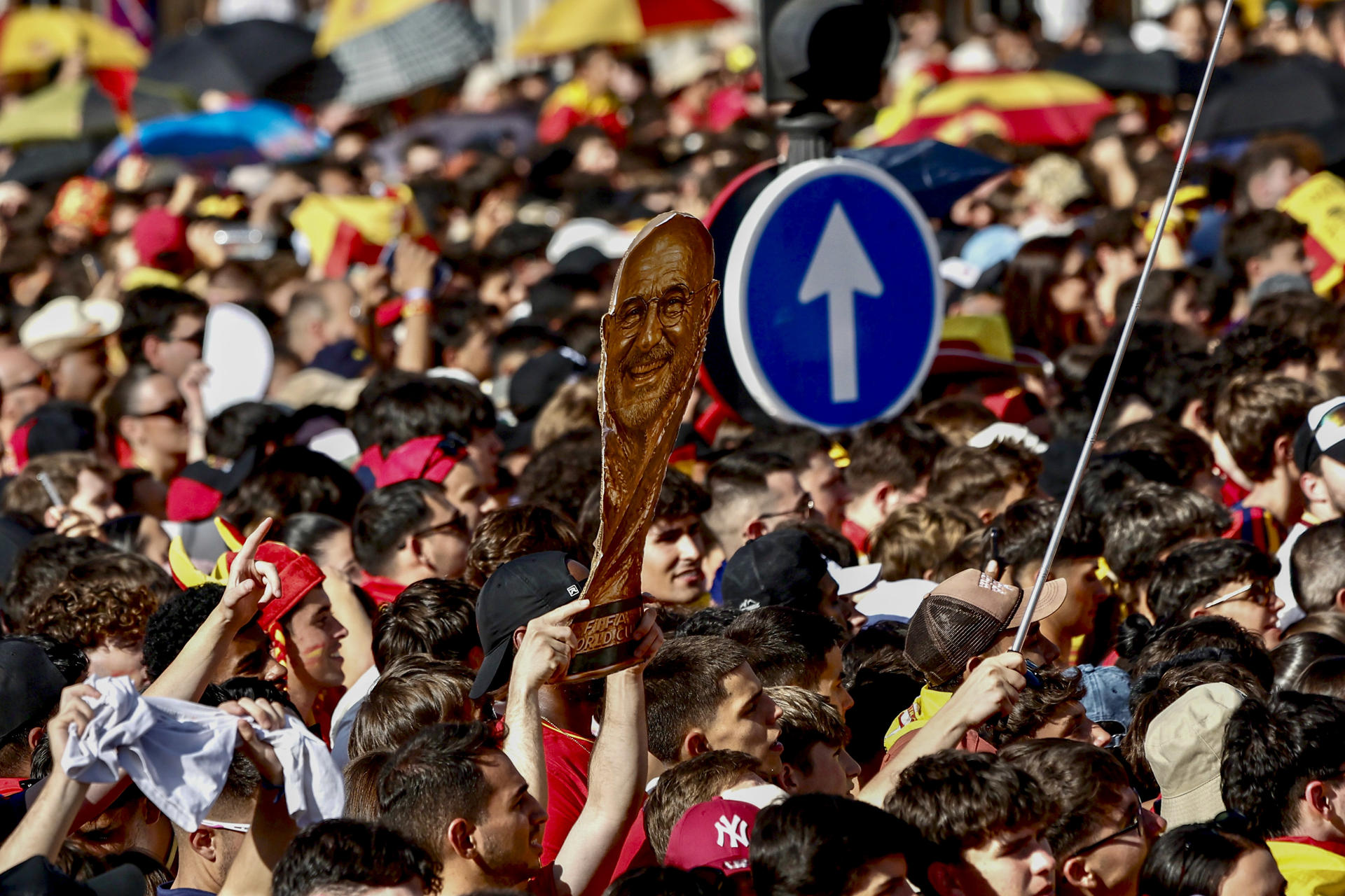 Cientos de aficionados españoles abarrotan la plaza de Cibeles mientras aguardan la llegada de la selección española tras proclamarse ayer campeones del mundo al derrotar en la final a Argentina. EFE/Sergio Pérez